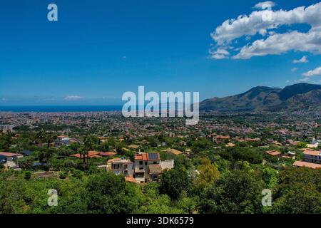 Ein Panoramablick aus der Altstadt von Ciambra von Monreale in Sizilien, Italien, mit Blick auf die Ebene von Conca d'Oro. Frühsommer. Üppig grüne landwirtschaftliche Flächen Stockfoto