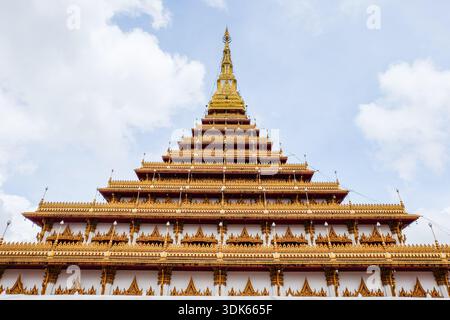 Die atemberaubende neunstufige Pagode, bekannt als Phra Mahathat Kaen Nakhon, im Wat Nongwaeng in Khon Kaen Stockfoto