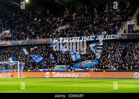 Genk, Belgien. Januar 2026. GENK, BELGIEN - 29. JANUAR: Fans von KRC Genk (Tribune Zuid) mit Flaggen vor dem Spiel der UEFA Europa League 2025/26 League Phase MD8 zwischen KRC Genk und Malmö FF in der Cegeka Arena am 29. Januar 2026 in Genk, Belgien. (Foto von Gabriel Calvino Alonso/BSR Agency) Credit: BSR Agency/Alamy Live News Stockfoto