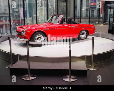 TOKIO, JAPAN - 16. Januar 2025: Ein Datsun 2000 Sports wird im Nissan Crossing Showroom in Ginza gezeigt. Stockfoto