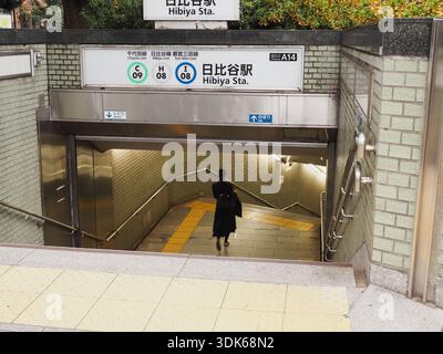 TOKIO, JAPAN - 16. Januar 2025: Eingang zu einer U-Bahn-Station Tokio neben dem Hibiya Park. Stockfoto