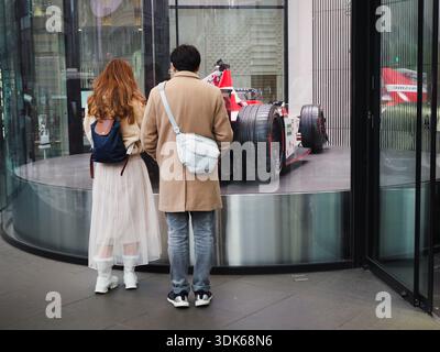 TOKIO, JAPAN - 16. Januar 2025: Die Nissan Formula E GEN3 Evo wird auf einem Drehteller im Nissan Crossing Showroom in Ginza Place fotografiert. Stockfoto