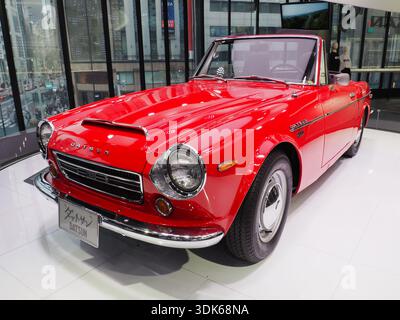 TOKIO, JAPAN - 16. Januar 2025: Ein Datsun 2000 Sports wird im Nissan Crossing Showroom in Ginza gezeigt. Stockfoto