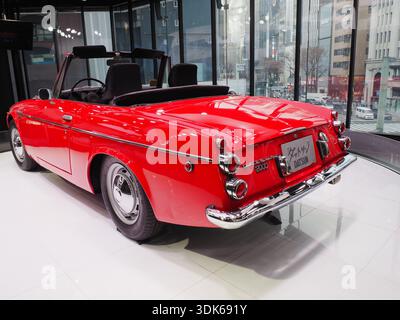 TOKIO, JAPAN - 16. Januar 2025: Ein Datsun 2000 Sports wird im Nissan Crossing Showroom in Ginza gezeigt. Stockfoto