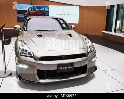 TOKIO, JAPAN - 16. Januar 2025: Ein Nissan GT-R Premium Edition T-spec wird im Ausstellungsraum Ginza Place Nissan Crossing ausgestellt. Stockfoto