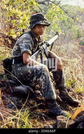 Guatemaltekische Soldaten auf Patrouille in der Provinz Quiche, März 1986 Stockfoto