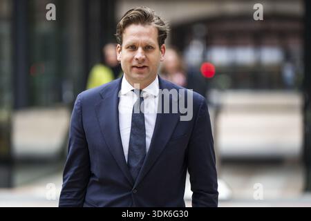 DER HAAG – Hausmeister Vincent Karremans (Wirtschaft) kommt zur wöchentlichen Kabinettssitzung im Ministerium für Allgemeine Angelegenheiten. FREEK VAN DEN BERGH / ANP niederlande aus - belgien aus Stockfoto
