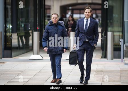DER HAAG – Hausmeister Vincent Karremans (Wirtschaft) kommt zur wöchentlichen Kabinettssitzung im Ministerium für Allgemeine Angelegenheiten. FREEK VAN DEN BERGH / ANP niederlande aus - belgien aus Stockfoto