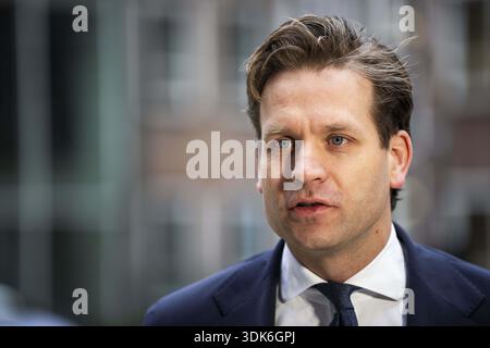 DER HAAG – Hausmeister Vincent Karremans (Wirtschaft) kommt zur wöchentlichen Kabinettssitzung im Ministerium für Allgemeine Angelegenheiten. FREEK VAN DEN BERGH / ANP niederlande aus - belgien aus Stockfoto