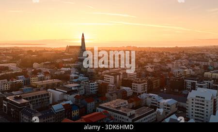 Reykjavik Stadtbild während der goldenen Stunde Sonnenuntergang mit Hallgrímskirkja Stockfoto