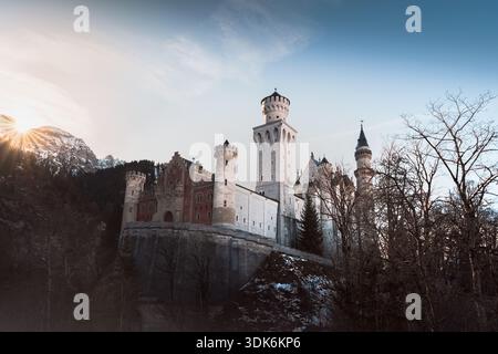 Dramatischer Sonnenaufgang über dem märchenhaften Schloss Neuschwanstein in Th Stockfoto