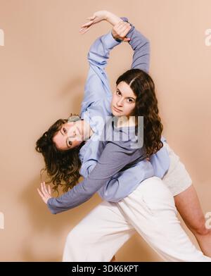 Zwei junge schöne Tänzerinnen posierten zusammen in Blau Stockfoto