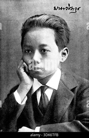 Ein möglicher Kronprinz von Siam; Prinz Thoonkramom, 1895. Der verstorbene Kronprinz Maha Vajirunhis war der Sohn des heutigen Königs Chulalongkorn und seiner Halbschwester Königin Swarug Vadhana. Er wurde am 27. Juni 1878 geboren und war in jeder Hinsicht ein vielversprechender Junge. Der König heiratete drei Schwestern, Töchter seines Vaters, aber Halbschwestern mit ihm. Die älteste von ihnen war Königin, und als sie und ihr einziger Sohn starb, wurde die zweite Schwester Königin und ihr ältester Sohn Kronprinz. Außerdem hat sie zwei weitere Söhne des Königs, die ältesten zwölf Jahre alt, und die anderen vier. Beide sind berechtigt für Stockfoto