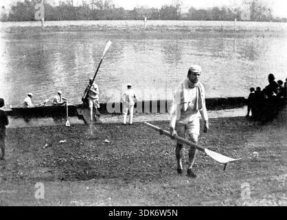 Training für das Bootrennen der Universitäten, 1895. Müde, aber hoffnungsvoll. Wenn dieses Journal in den Händen unserer Leser ist, wird das Bootsrennen der Universitäten aller Wahrscheinlichkeit nach eine vollendete Tatsache sein. Beide Crews haben viel geübt, unter dem Coaching erfahrener Männer. Auf dem Cambridge-Boot wurde Mr. Stewart am 25. März von J. F. Beale eingenommen, da er sich unwohl fühlte. Mr. S. D. Muttlebury hat unermüdlich die Kantabs unterrichtet, die jedoch bei den Kritikern nicht so sehr Gefallen gefunden haben wie die Oxonier. Wir geben verschiedene Ansichten von ihnen, wie sie üben." Von „Illustra Stockfoto