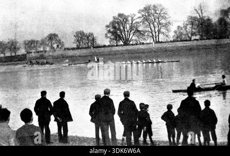 Training für das Bootrennen der Universitäten, 1895. „Interessierte Zuschauer. Wenn dieses Journal in den Händen unserer Leser ist, wird das Bootsrennen der Universitäten aller Wahrscheinlichkeit nach eine vollendete Tatsache sein. Beide Crews haben viel geübt, unter dem Coaching erfahrener Männer. Auf dem Cambridge-Boot wurde Mr. Stewart am 25. März von J. F. Beale eingenommen, da er sich unwohl fühlte. Mr. S. D. Muttlebury hat unermüdlich die Kantabs unterrichtet, die jedoch bei den Kritikern nicht so sehr Gefallen gefunden haben wie die Oxonier. Wir geben verschiedene Ansichten von ihnen, wie sie üben." Von „Illu Stockfoto