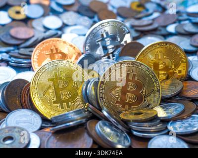 Bitcoin Kryptowährungsmünzen in einem großen Stapel von Münzen Stockfoto