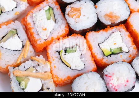 Elegantes Sushi-Display mit hohem Kontrast und übersichtlichem Layout. Sauberes und modernes Sushi-Arrangement mit lebhaftem Reh und strukturierter Präsentation Stockfoto