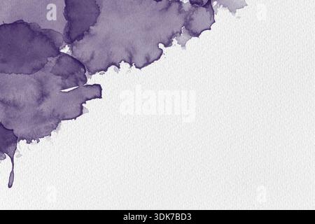 Minimalistisches dunkelviolettes Aquarell mit definierter Papierstruktur. Corporate Branding, professionelle Layouts, elegante, minimalistische künstlerische Designs. Stockfoto