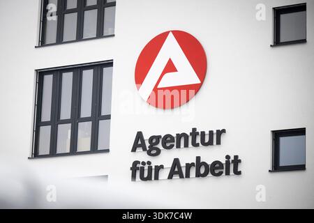 Schwerin, Deutschland. 30. Januar 2026. Das Logo der Arbeitsagentur ist auf einem Gebäude zu sehen. Arbeitsagentur präsentiert Arbeitsmarktzahlen für Mecklenburg-Vorpommern Credit: Philip Dulian/dpa/Alamy Live News Stockfoto