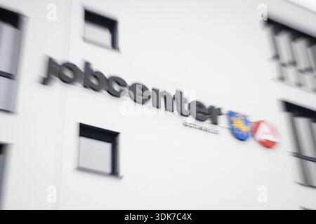 Schwerin, Deutschland. 30. Januar 2026. Die Beschriftung eines Jobcenters ist an einem Gebäude zu sehen. Arbeitsagentur präsentiert Arbeitsmarktzahlen für Mecklenburg-Vorpommern. Quelle: Philip Dulian/dpa/Alamy Live News Stockfoto