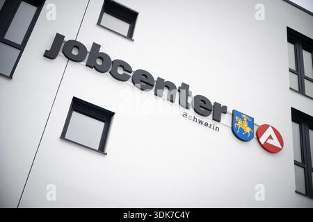 Schwerin, Deutschland. 30. Januar 2026. Das Logo des Jobcenters ist auf einem Gebäude zu sehen. Arbeitsagentur präsentiert Arbeitsmarktzahlen für Mecklenburg-Vorpommern Credit: Philip Dulian/dpa/Alamy Live News Stockfoto