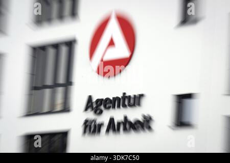 Schwerin, Deutschland. 30. Januar 2026. Das Logo der Arbeitsagentur ist auf einem Gebäude zu sehen. Die Zahl der Arbeitslosen steigt im Januar wie in der Saison üblich. In diesem Jahr wurde eine wichtige Schwelle überschritten. Quelle: Philip Dulian/dpa/Alamy Live News Stockfoto