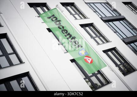 Schwerin, Deutschland. 30. Januar 2026. Eine Flagge mit dem Logo des Jobcenters fliegt im Wind. Arbeitsagentur präsentiert Arbeitsmarktzahlen in Mecklenburg-Vorpommern Credit: Philip Dulian/dpa/Alamy Live News Stockfoto