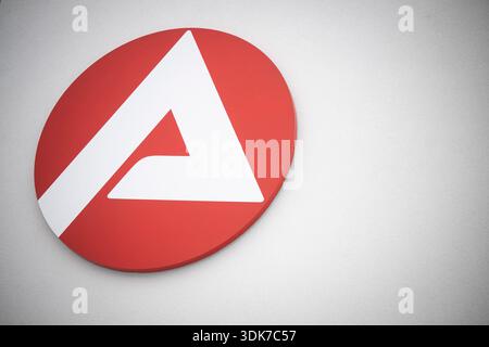 Schwerin, Deutschland. 30. Januar 2026. Das Logo der Arbeitsagentur ist auf einem Gebäude zu sehen. Arbeitsagentur präsentiert Arbeitsmarktzahlen für Mecklenburg-Vorpommern Credit: Philip Dulian/dpa/Alamy Live News Stockfoto