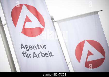 Schwerin, Deutschland. 30. Januar 2026. Eine Flagge mit dem Logo der Arbeitsagentur fliegt im Wind. Arbeitsagentur präsentiert Arbeitsmarktzahlen in Mecklenburg-Vorpommern Credit: Philip Dulian/dpa/Alamy Live News Stockfoto