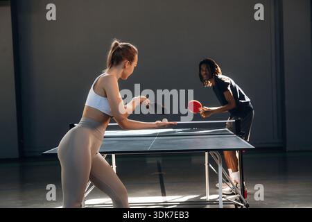 Am Tisch, spielen. Tennisspiel, Mann und Frau sind drinnen. Stockfoto