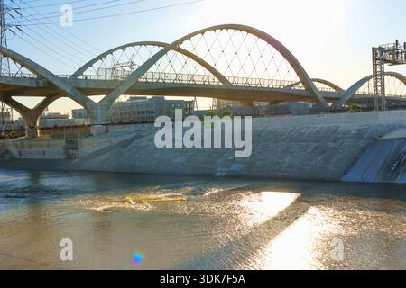 Los Angeles, Kalifornien - 10. Januar 2026: Sixth Street Viaduct mit hoch aufragenden Betonbögen über dem Los Angeles River. Sonnenlicht schimmert auf W Stockfoto