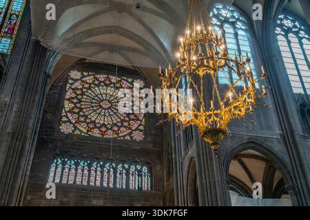 Clermont-Ferrand, Frankreich - 10 24 2025: Kathedrale unserer Lieben Frau von der Himmelfahrt. Detailansicht eines Buntglasfensters. Fenster „North Rose“ Stockfoto