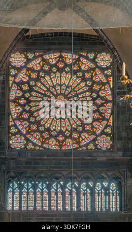 Clermont-Ferrand, Frankreich - 10 24 2025: Kathedrale unserer Lieben Frau von der Himmelfahrt. Detailansicht eines Buntglasfensters. Fenster „North Rose“ Stockfoto