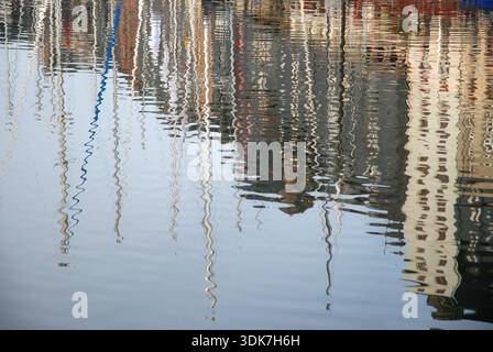 Yachtmasten und Gebäude spiegeln sich im alten Hafen wider, bekannt als Vieux-Bassin, Honfleur, Calvados, Normany, Frankreich Stockfoto
