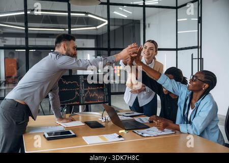 Geschäftsleute arbeiten im Büro. Stockfoto