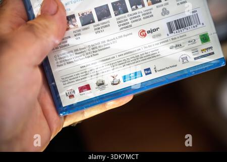 Paris, Frankreich - 8. September 2025: Handgriffe Blu-ray Disc Rückseite Barcodes Logos Pathe Disney Warner France TV Environment Region B Französisch Audio Untertitel Stockfoto