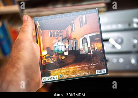 Paris, Frankreich - 8. September 2025: Handgriffe Mobile Fidelity Sound Lab MoFi SACD Hybrid-Raumkunstwerk audiophile Hi-res Classic Edition. Stockfoto
