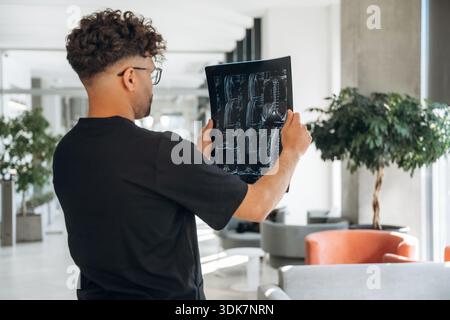 Röntgenuntersuchung. Der männliche Arzt ist drinnen im modernen Gebäude. Stockfoto