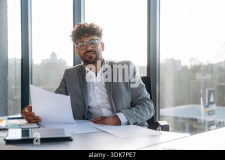 Geschäftsmann sitzt im Büro. Stockfoto