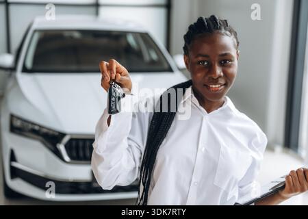 Autoverkäufer, Geschäftsfrau steht im Automobilsalon. Stockfoto