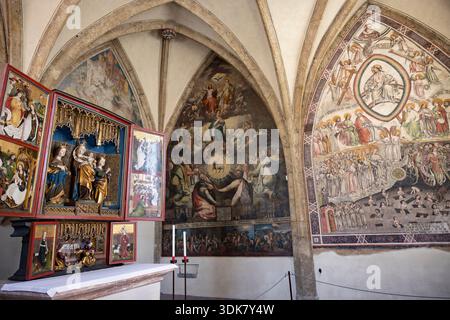 Innenansicht der Kunstwerke einschließlich Fresken und Altaraufsatz in der St. Magdalen Kapelle, Saal in Tirol, Österreich, Mitteleuropa. Stockfoto