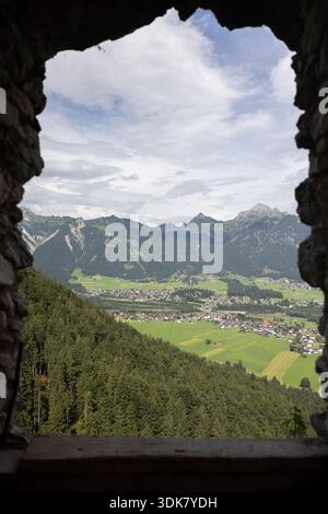 Blick auf das Reutte-Tal von der Ruine Ehrenberg um 1296 inmitten der Alpen in Tirol, Österreich, Europa. Stockfoto