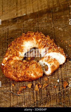 Traditionelles brasilianisches Brot aus Grieben und Krümeln auf rustikalem Holztisch Stockfoto