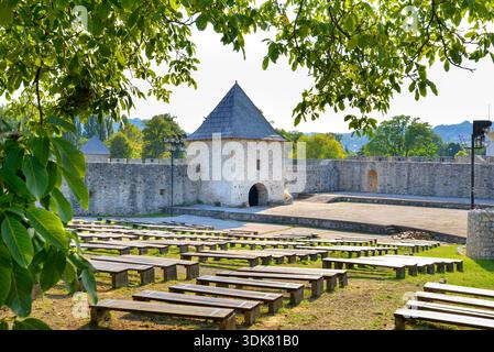 Banja Luka, Bosnien und Herzegowina – 4. September 2021: Innenhof der Festung Kastel mit Steinbauten und offenen Räumen für Kultur und Kultur Stockfoto
