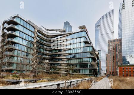 Manhattan, New York, USA - 16. Februar 2023: Blick auf die Hight Line mit ihren typischen Gebäuden von oben, während Menschen an einem grauen Wintertag besuchen Stockfoto