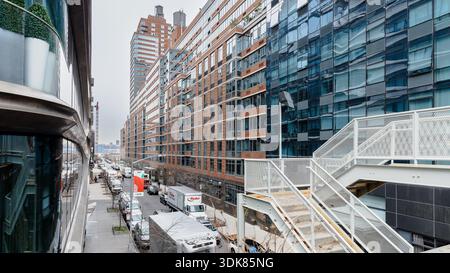 Manhattan, New York, USA - 16. Februar 2023: Blick auf die Hight Line mit ihren typischen Gebäuden von oben, während Menschen an einem grauen Wintertag besuchen Stockfoto
