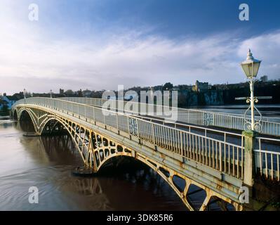 Sehen Sie südwestlich der gusseisernen Bogenbrücke aus dem Jahr 1816 über den River Wye mit Chepstow Castle, Monmouthshire, Wales, Großbritannien, auf der Rückseite: Englisch-walisische Grenze. Stockfoto
