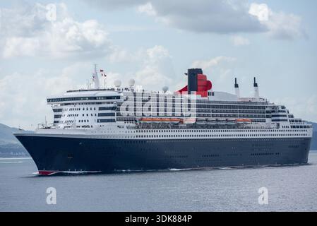 Luxuriöses Passagierkreuzschiff, das auf dem Pazifik unter einem leicht bewölkten Himmel segelt, Blick auf den vorderen Bug vom Meeresspiegel aus. Stockfoto