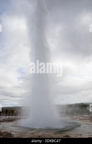 Geysir, Strokkur, Ausbruch, Heißwassertal Haukadalur, Geysirgebiet, Hochtemperaturgebiet, Heißquellengebiet, heiße Quellen, Geysir, Le Strokkur, Islan Stockfoto