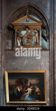 Clermont-Ferrand, Frankreich - 10 24 2025: Kathedrale unserer Lieben Frau von der Himmelfahrt. Eine Uhrwerkfigur befindet sich im Querschiff in der Nähe des Nordportals an Stockfoto
